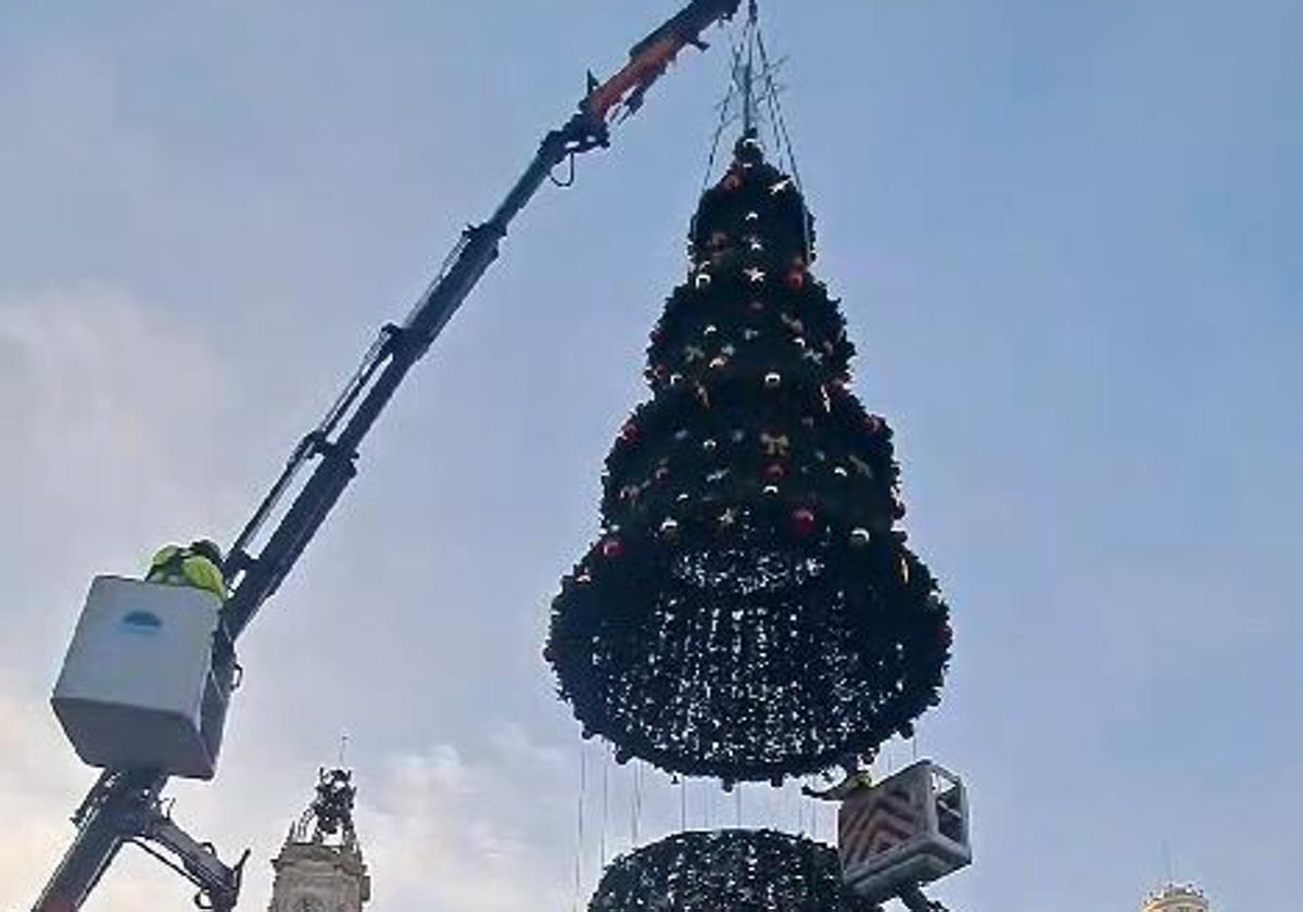 Vídeo | El gran árbol de Navidad de Valencia: así se monta un &#039;Rockefeller Center&#039;