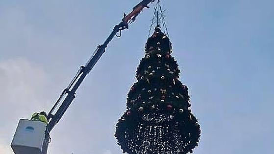 Vídeo | El gran árbol de Navidad de Valencia: así se monta un 'Rockefeller Center'