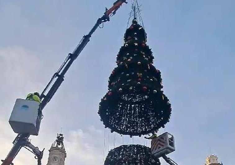 Montaje del árbol de Navidad en Valencia.