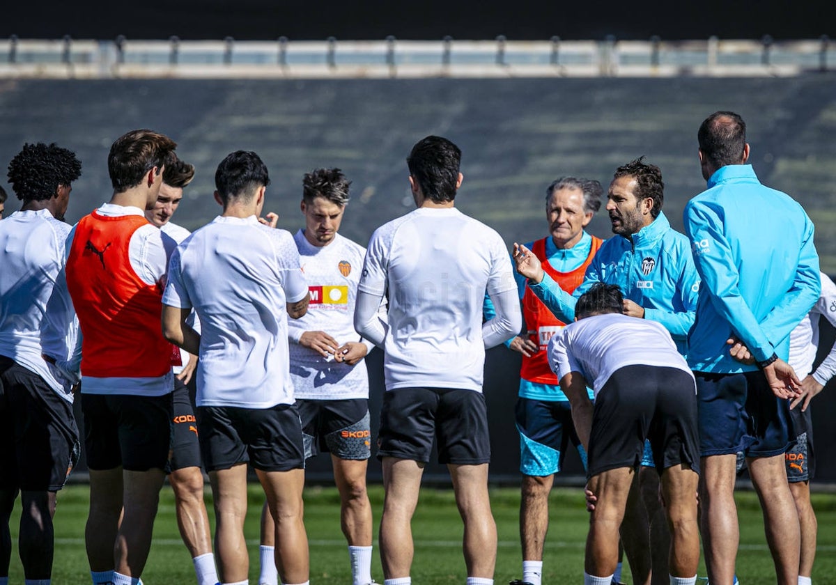 Baraja habla con sus futbolistas en un entrenamiento.