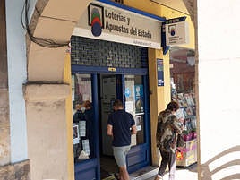 Administración de Loterías y Apuestas del Estado con varios clientes. Imagen de archivo.