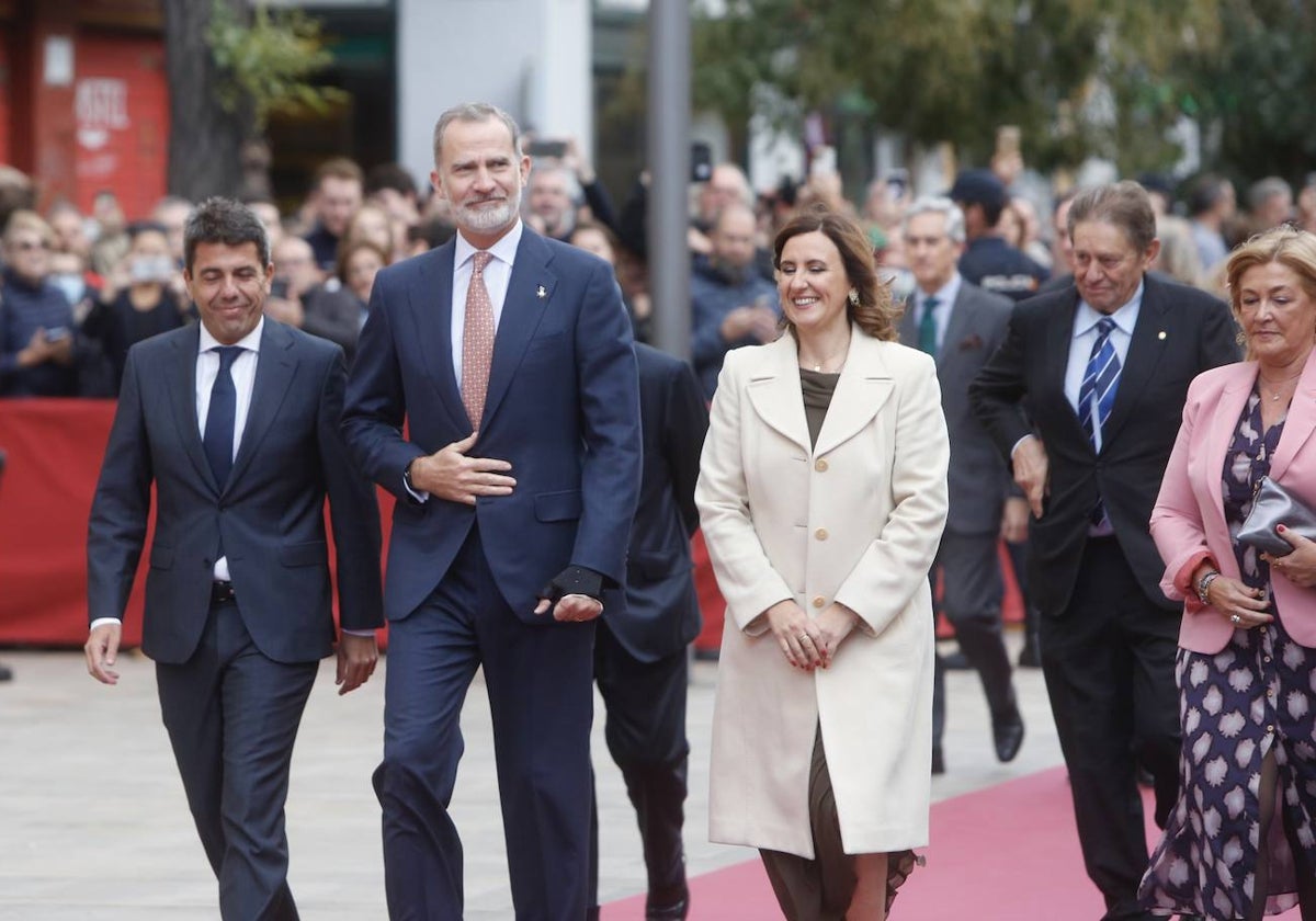 El Rey, a su llegada a Valencia, acompañado por el presidente de la Generalitat, Carlos Mazón; la alcaldesa de Valencia, María José Catalá; y la secretaria de Estado de Función Pública, Lidia Sánchez Milán (derecha), la representante del Gobierno central al no acudir ningún ministro.