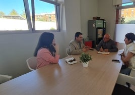 El portavoz socialista, en la reunión mantenida con una de las entidades de Ontinyent.