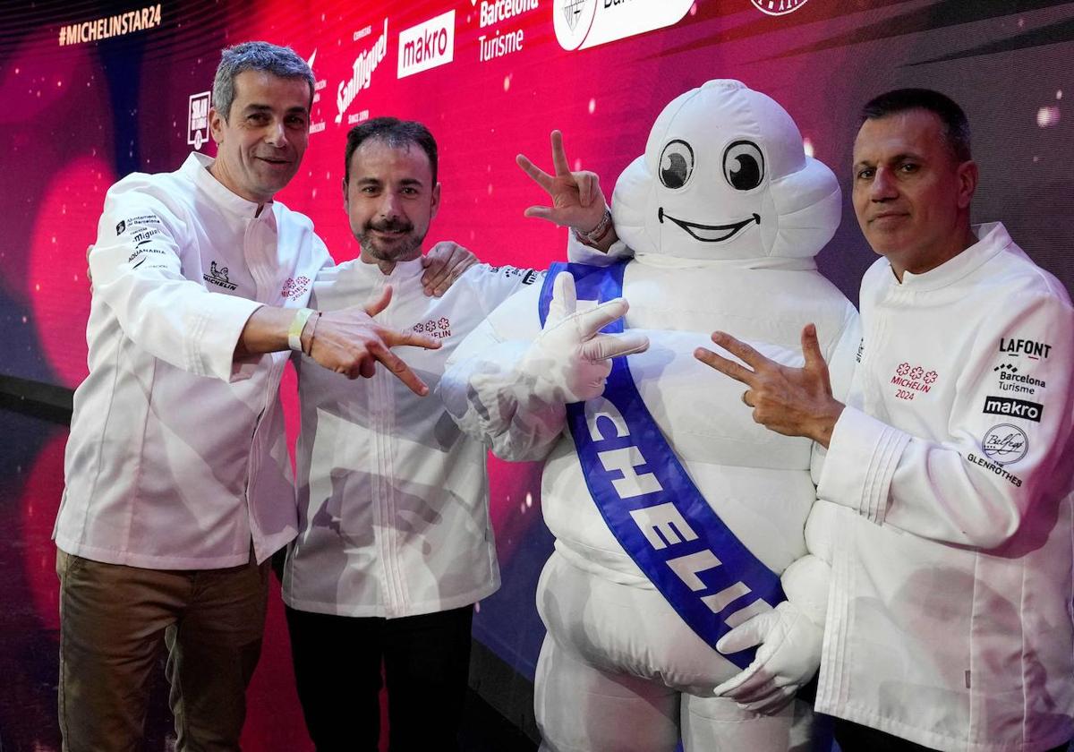 Los chefs Mateu Casanas, Eduard Xatruch y Oriol Castro durante la gala Michelin.