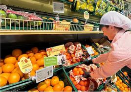 Naranjas y mandarinas en un supermercado Consum.