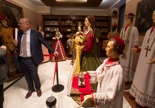 Ribelles, en la sala donde duermen las figuras que escenifican el bautizo de San Vicente Ferrer.