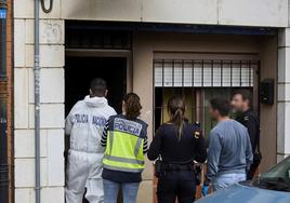 Varios policías en la puerta de la vivienda donde de registró el incendio.