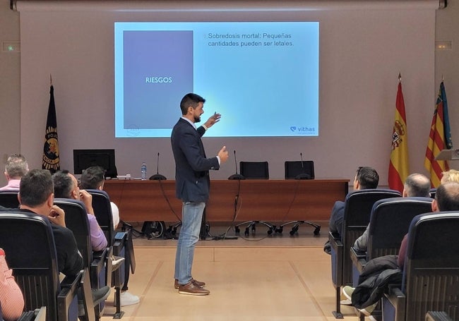 El doctor Cueva, durante su charla en la sede de la Policía Local de Valencia.