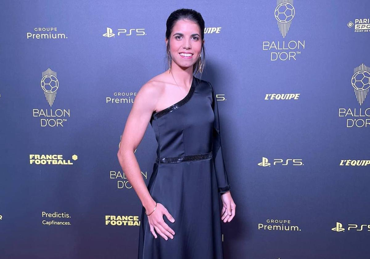 Imagen principal - Arriba, Alba Redondo, jugadora del Levante femenino, en la gala del Balón de Oro con un diseño de Lydia Solaz. Abajo, en el taller de Lydia, donde ya le ha hecho otro diseño para la gala de Marca. A la derecha, el proceso de creación del vestido de Alba.