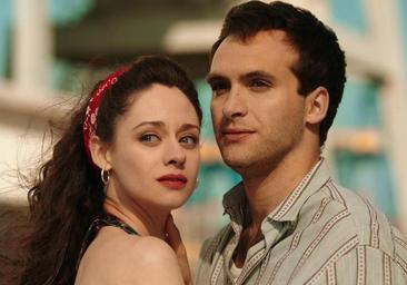 Carlos y Karina en 'Cuéntame': Por qué dejaron la serie y cómo han cambiado