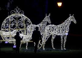 Niños observan una carroza iluminada en Valencia, en una imagen de archivo.