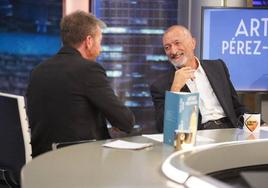 Pérez-Reverte junto a Pablo Motos en el programa.