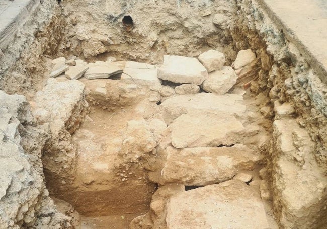 Restos de la torre y zona de acceso de la puerta de la Boatella.