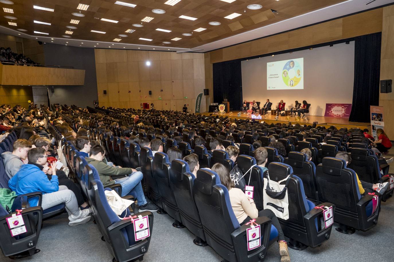 Los jóvenes en el Paraninfo de la Universidad de Alicante durante una mesa redonda en una imagen de archivo.