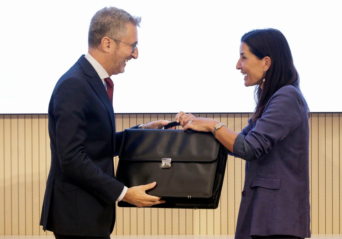 Traspaso de cartera entre Arcadi España y Ruth Merino.