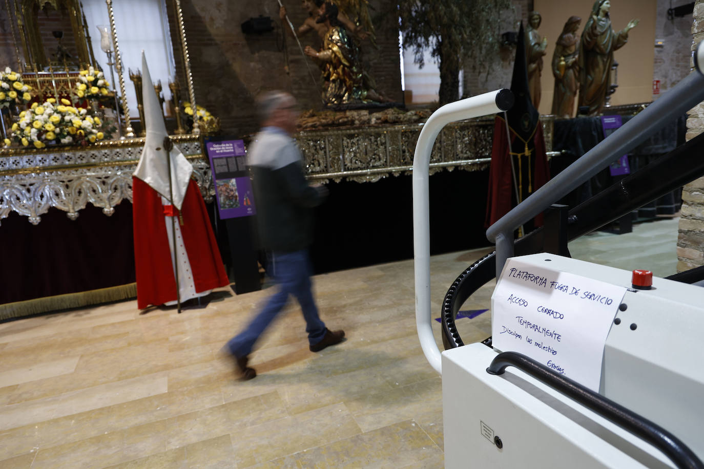 Abandono y desperfectos en el Museo de la Semana Santa Marinera de Valencia