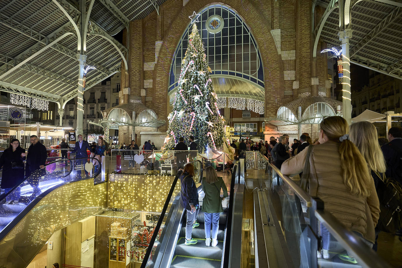 El Mercado de Colón de Valencia enciende las luces de Navidad