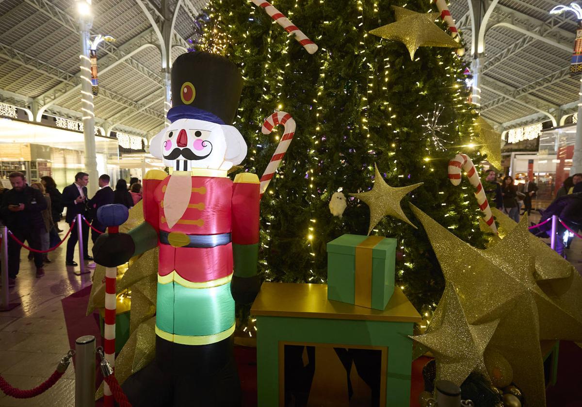 El Mercado de Colón de Valencia enciende las luces de Navidad