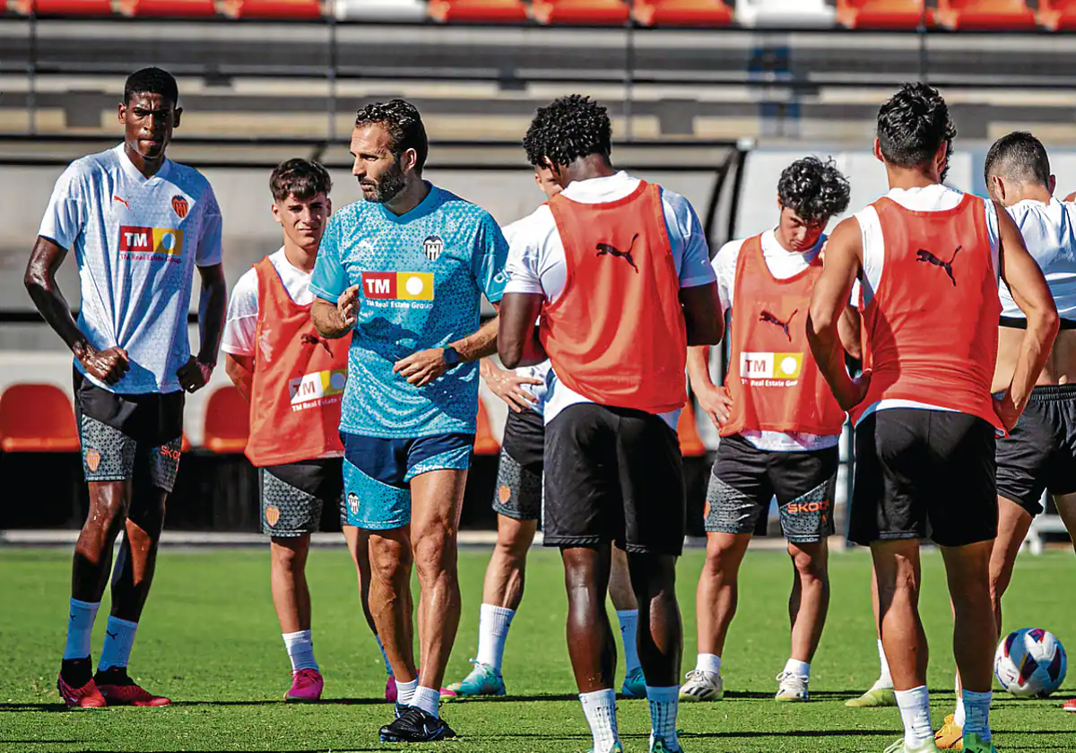 Baraja, con sus jugadores en un entrenamiento.