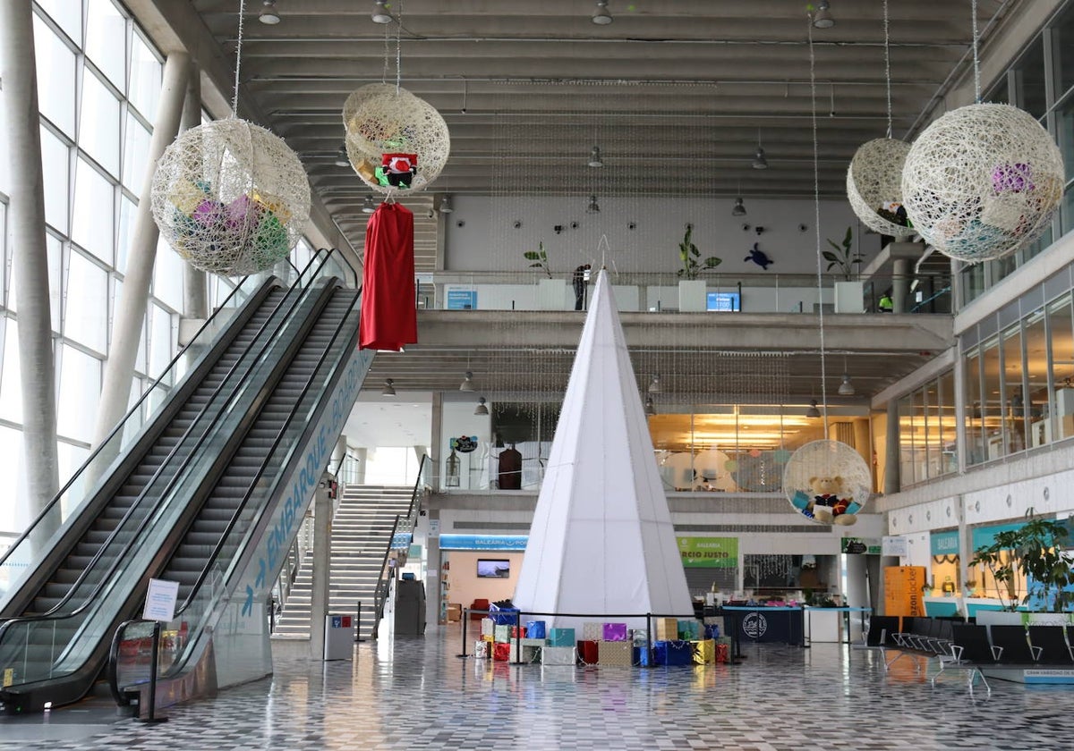 La estación marítima de Dénia con la decoración navideña.