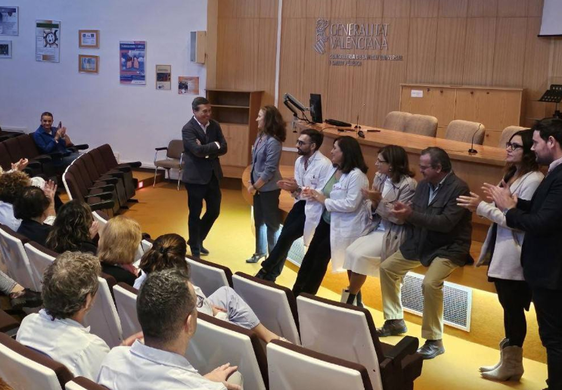 El conseller Gómez, en su visita al hospital de Requena.