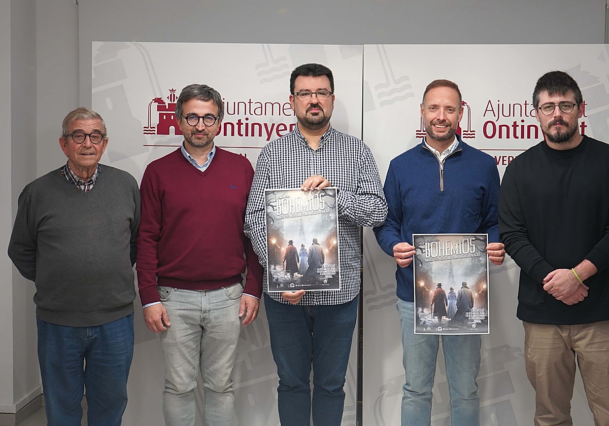 Los organizadores presentan el cartel del espectáculo.