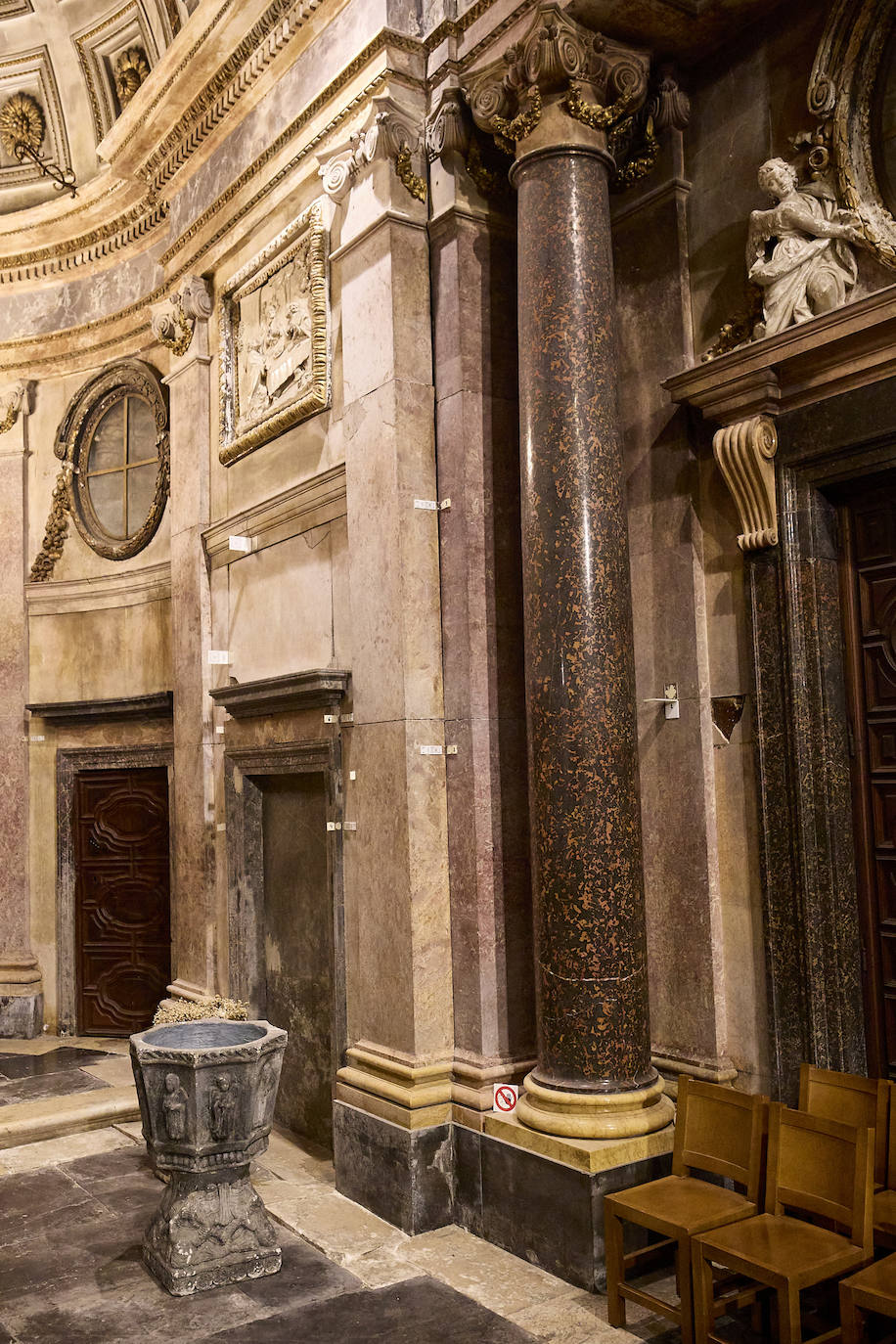 Grietas, humedades y desconchados amenazan la iglesia del Temple de Valencia