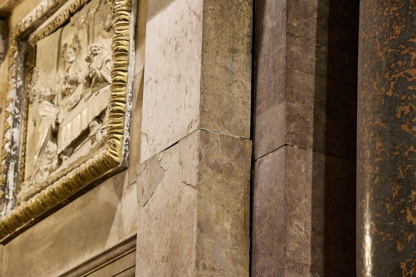 Grietas, humedades y desconchados amenazan la iglesia del Temple de Valencia