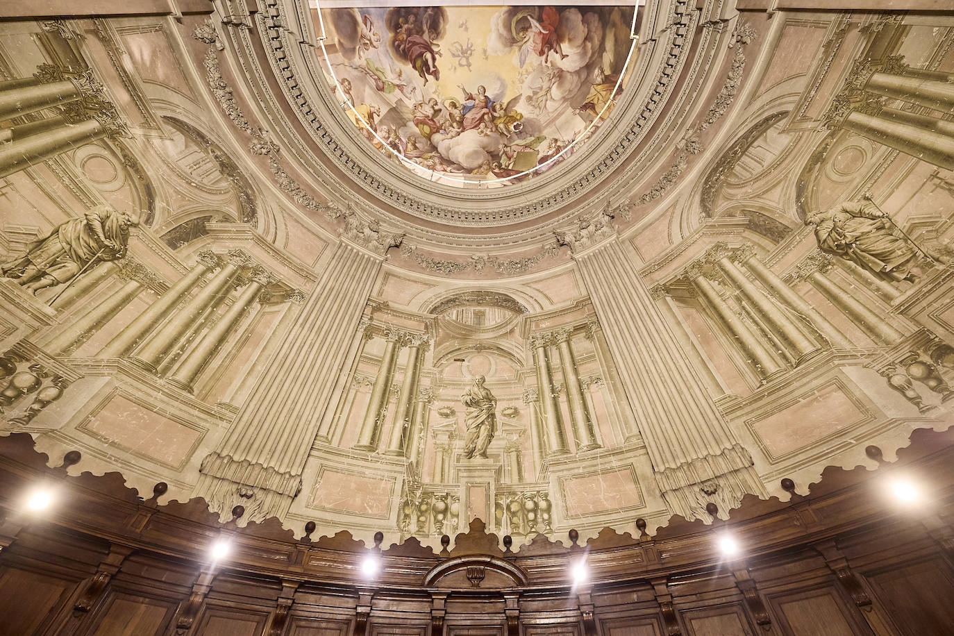 Grietas, humedades y desconchados amenazan la iglesia del Temple de Valencia