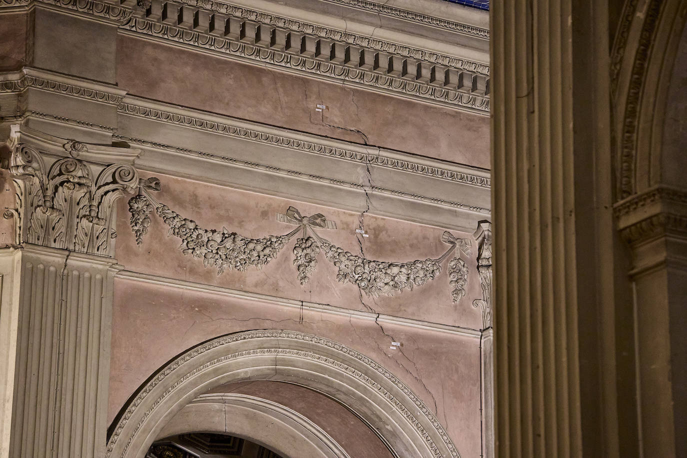 Grietas, humedades y desconchados amenazan la iglesia del Temple de Valencia