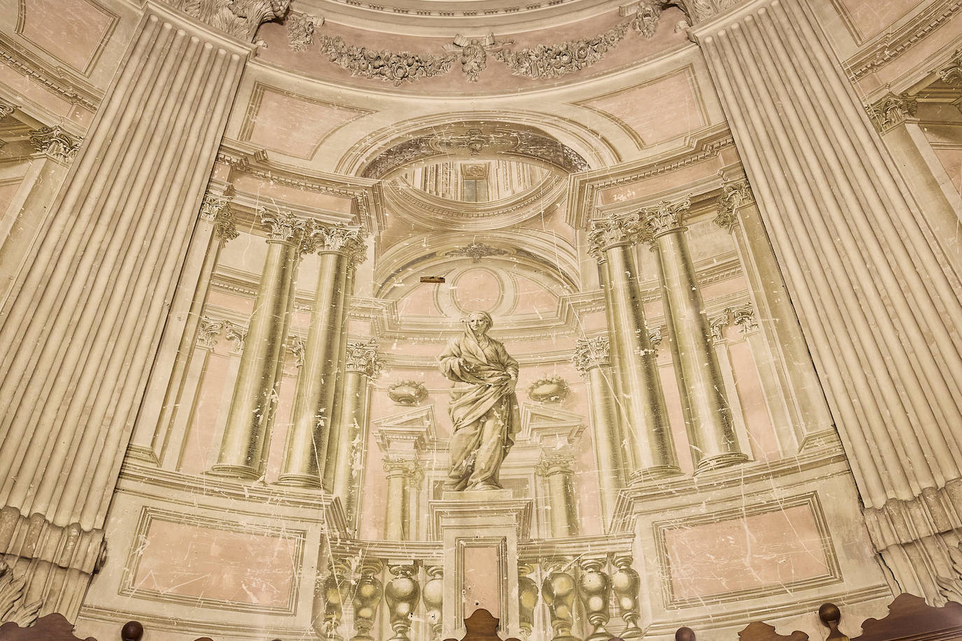 Grietas, humedades y desconchados amenazan la iglesia del Temple de Valencia