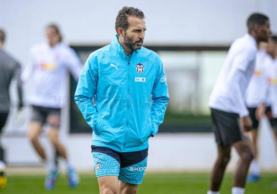 Rubén Baraja, durante un entrenamiento del Valencia en la Ciudad Deportiva de Paterna.