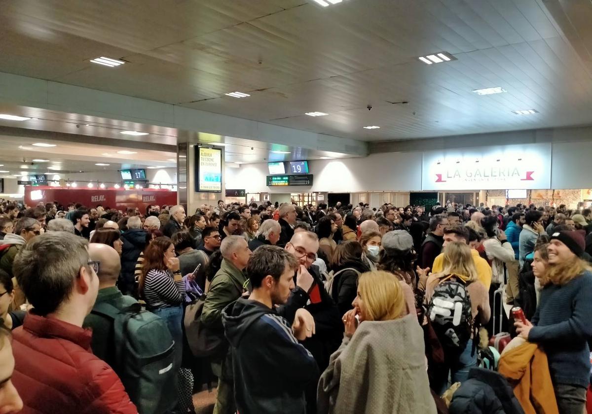 Multitud de personas en Chamartín a la espera del tren.