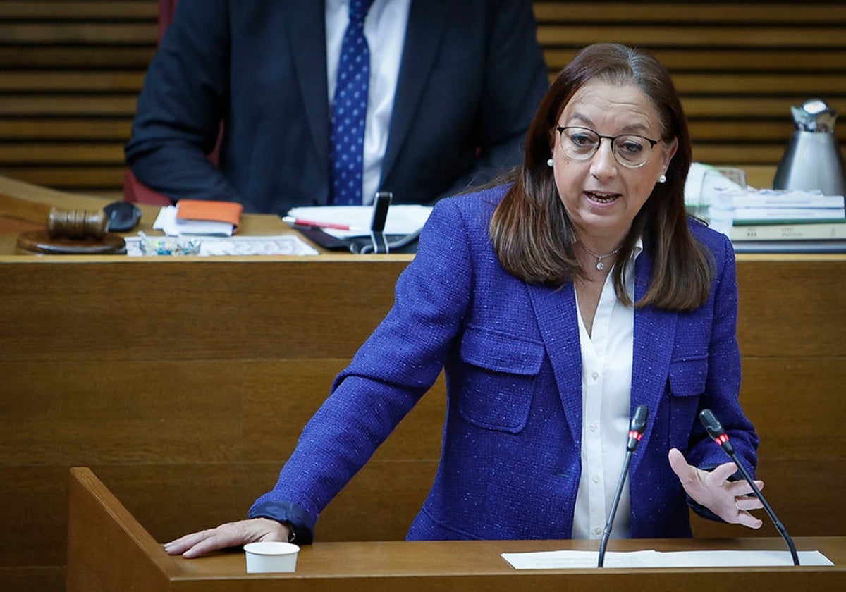 La presidenta de Les Corts, Llanos Massó.