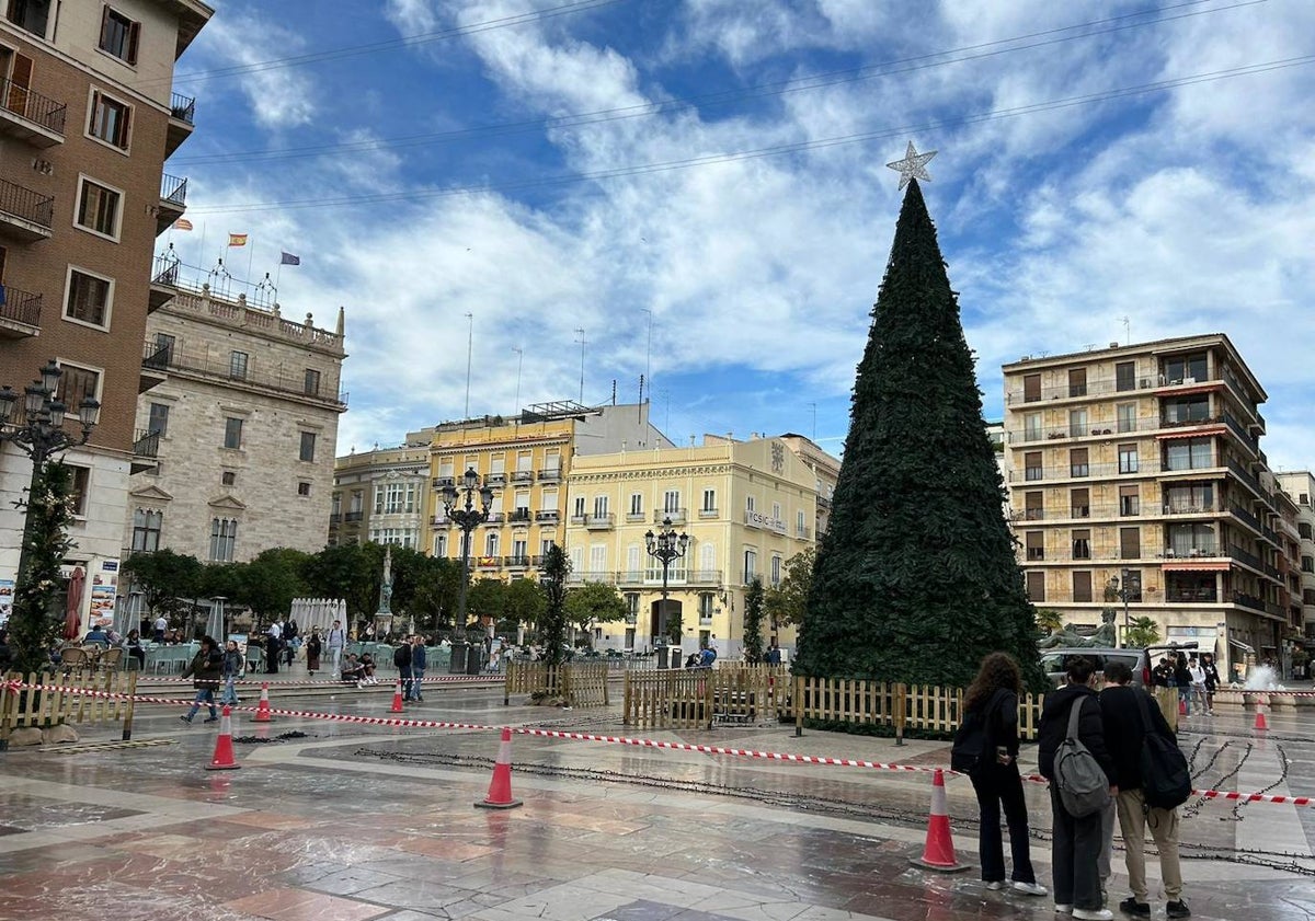 Imagen principal - Árbol de la plaza de la Virgen, regalo situado en la plaza de los Fueros y buzón en el paseo de Ruzafa.