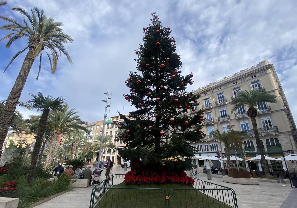 Imagen principal - Belén y árbol de la plaza de la Reina y bola de la plaza Doctor Collado.