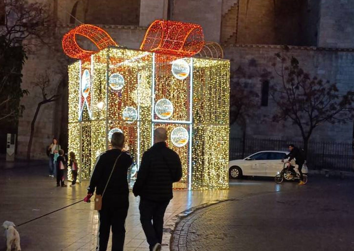 Imagen secundaria 1 - Árbol de la plaza de la Virgen, regalo situado en la plaza de los Fueros y buzón en el paseo de Ruzafa.