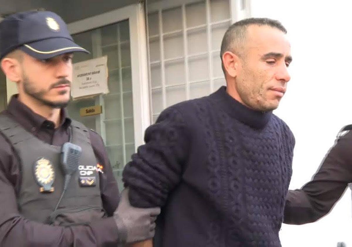 El detenido, acompañado por la Policía Nacional.