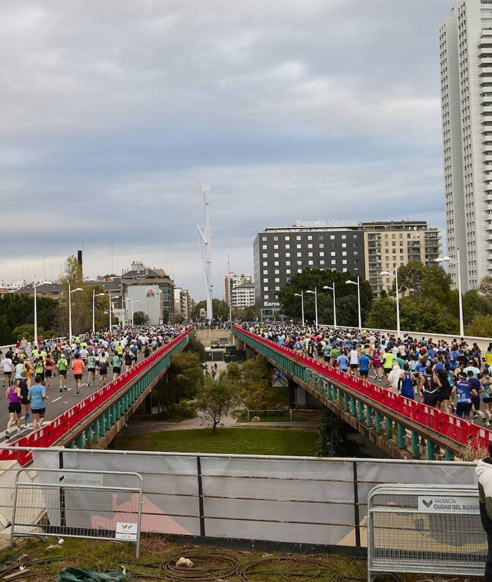 Imagen secundaria 2 - Pasarela azul con la cuenta atrás para la carrera, ExpoDeporte, y una de las imágenes del Maratón en 2022. 