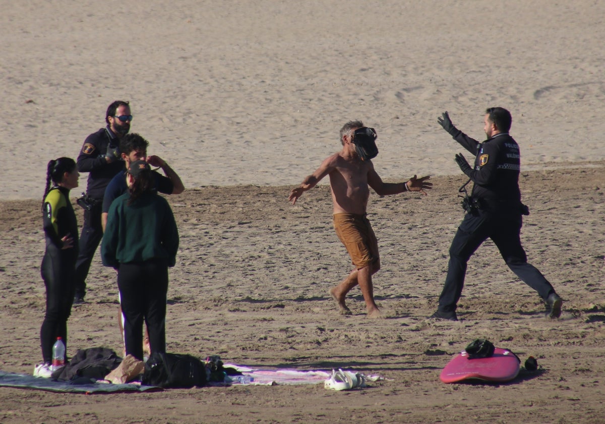 El individuo corre hacia uno de los policías locales.