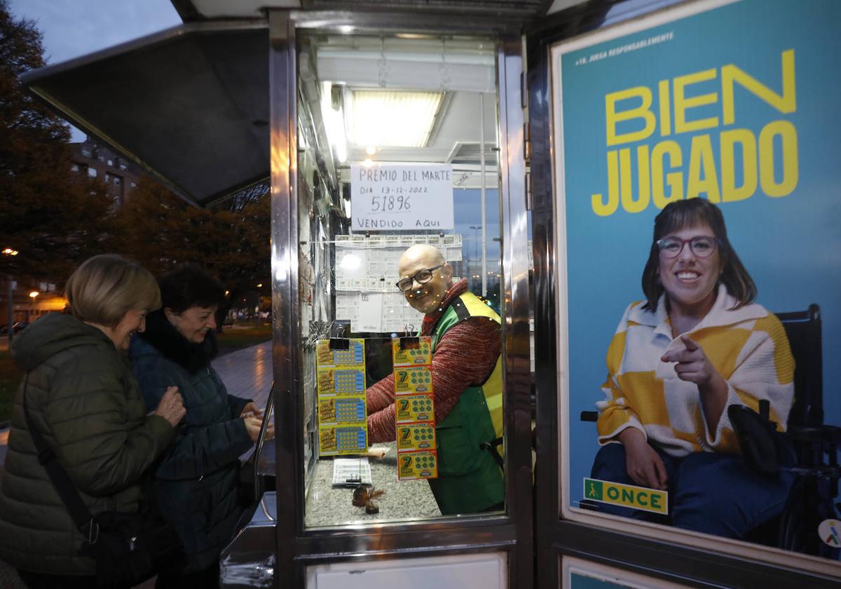 Vendedor de la ONCE en un puesto vendiendo boletos