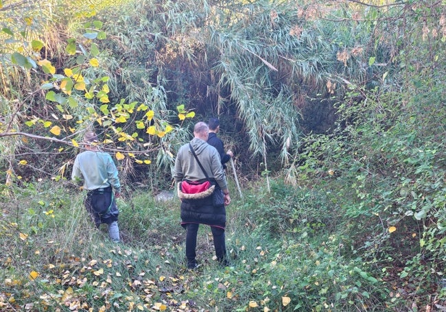 Un equipo de búsqueda rastrea una zona próxima al río Júcar.