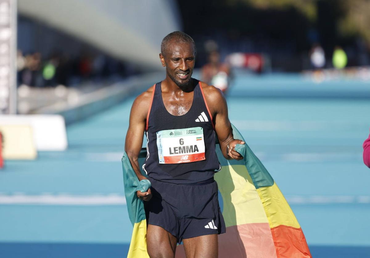 Lemma, en el momento de alcanzar la meta del Maratón de Valencia.