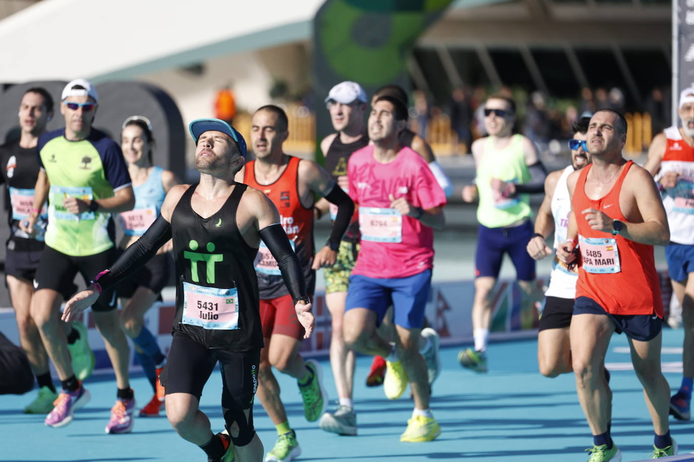 Así ha sido la llegada de los corredores a la meta del Maratón de Valencia 2023