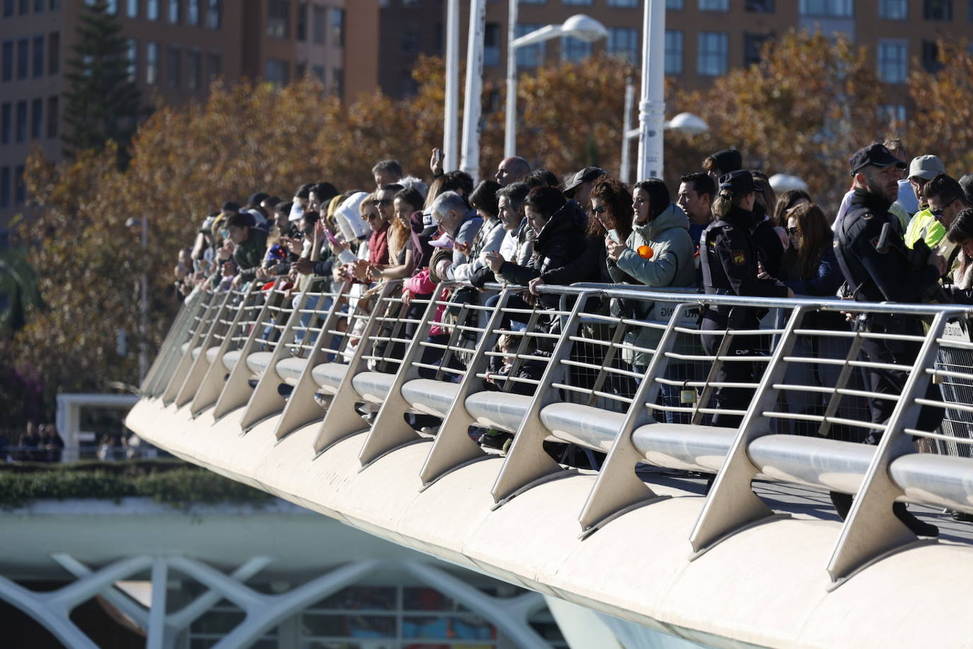 Así ha sido la llegada de los corredores a la meta del Maratón de Valencia 2023