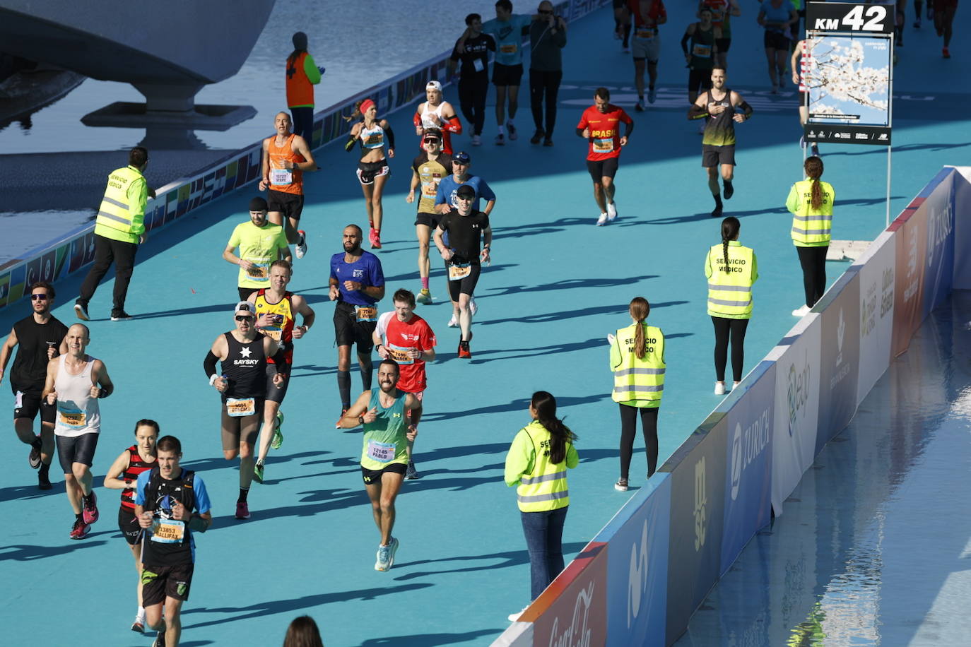 Así ha sido la llegada de los corredores a la meta del Maratón de Valencia 2023