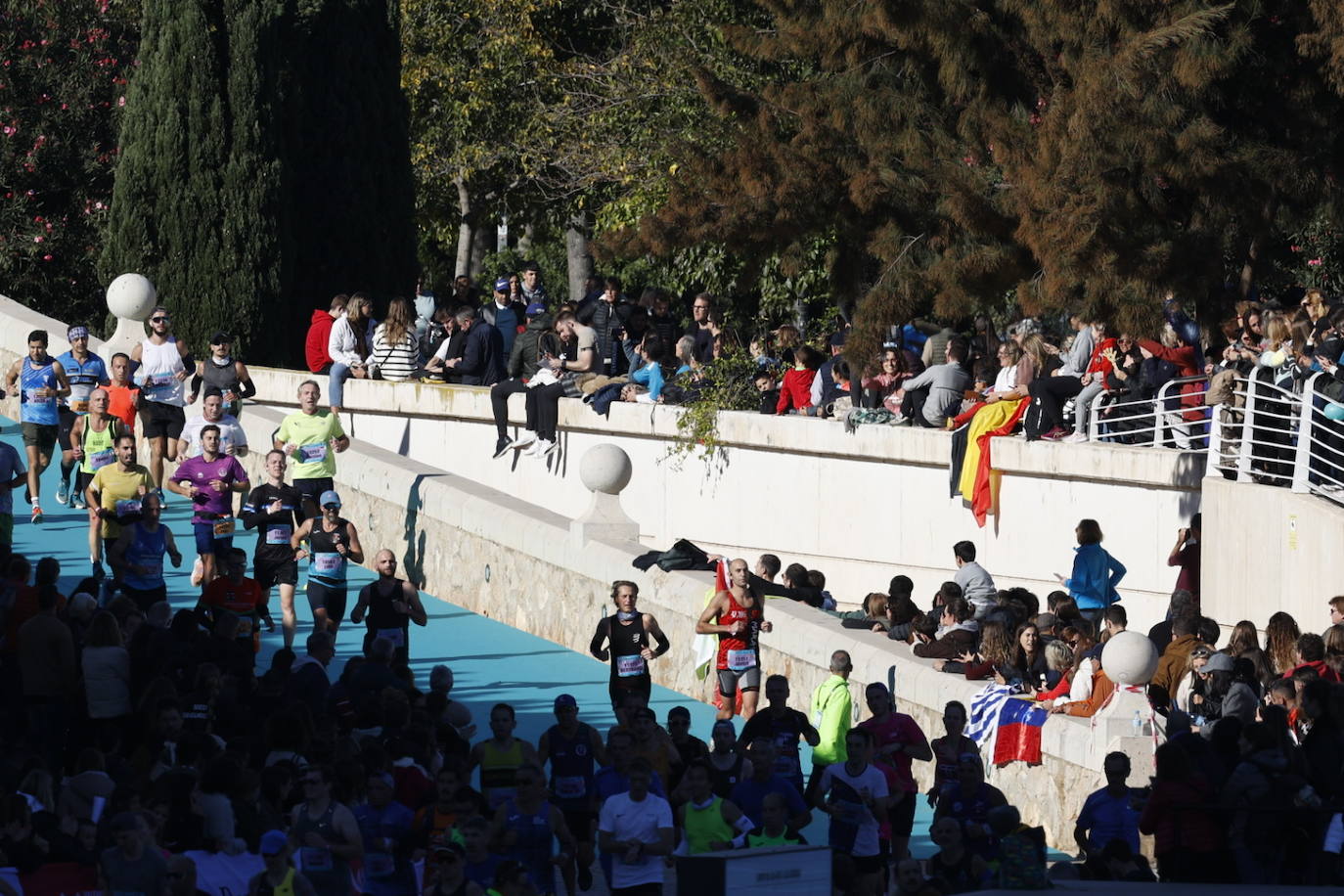 Así ha sido la llegada de los corredores a la meta del Maratón de Valencia 2023