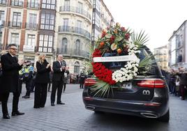 El coche fúnebre llega con los restos mortales de Concha Velasco, este domingo, al Teatro Calderón.