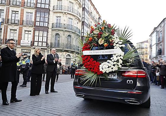 El coche fúnebre llega con los restos mortales de Concha Velasco, este domingo, al Teatro Calderón.