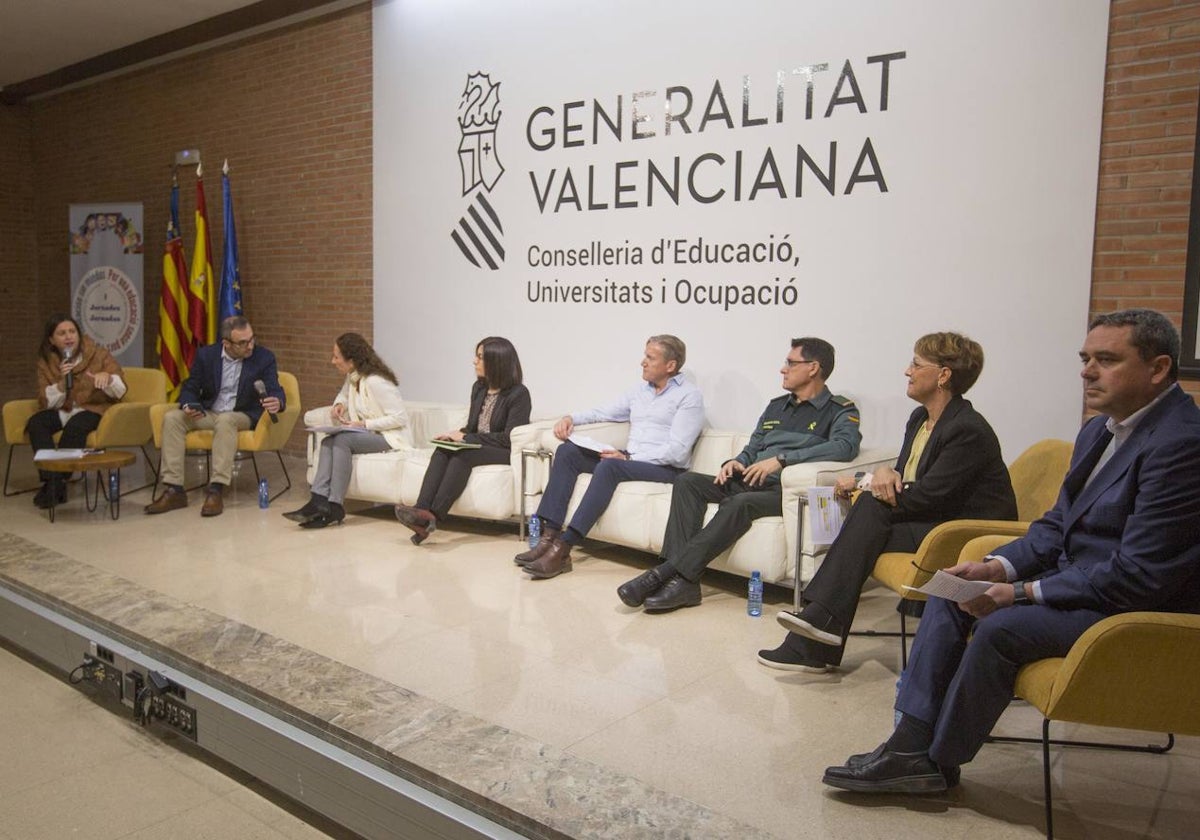 Ponentes de la mesa redonda sobre el uso responsable de los teléfonos móviles.